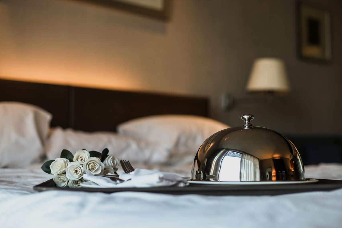 Mic dejun servit la pat hotel